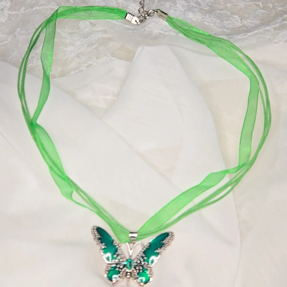 Elegant Green Butterfly Ribbon Pendant Necklace - Picture 3 of 4